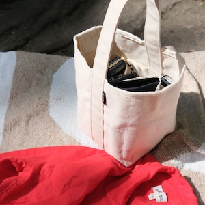 Reversible Canvastasche im Bucket-Stil mit 6 Taschen