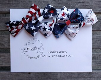 Orgullo Nacional: Pajarita para mascotas hecha a mano, disponible en varios estampados rojos, blancos y azules.