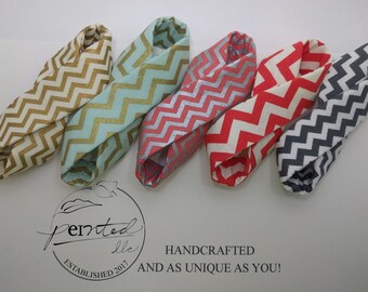 Infinitamente adorable: Pajarita para mascotas hecha a mano con forma de infinito, disponible en varios estampados en zigzag. Diseño original de peInted llc.