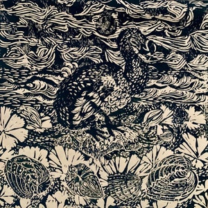 Pode incluir: Uma impressão de linóleo em preto e branco de um dodô cercado por flores e folhas estilizadas. O dodô é retratado em um estilo realista, com seu bico distintivo e seu corpo rechonchudo. As flores e as folhas são estilizadas e abstratas, criando uma sensação de movimento e energia.