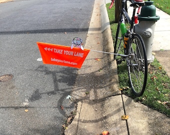 Take Your Lane Drei-Fuß-verstellbare Fahrradsicherheitsflagge