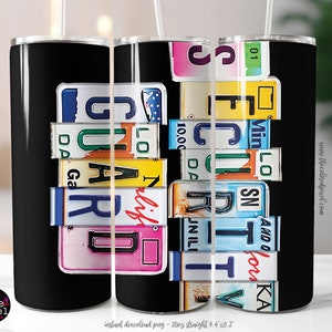 Könnte beinhalten: Ein schwarzer Edelstahlbecher mit einem Design aus bunten Nummernschildern, die "CURTIVITY" buchstabieren.