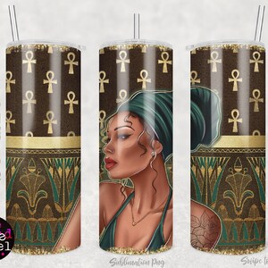 Puede incluir: Un diseño de sublimación para un vaso con una mujer con un turbante verde y joyas doradas. El fondo es un patrón marrón y dorado con símbolos de ankh.