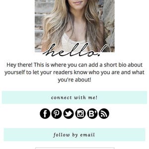 Puede incluir: Una captura de pantalla de un sitio web que muestra una plantilla de blog con un fondo azul claro y una imagen en blanco y negro de una mujer. El sitio web tiene un encabezado con el texto "Tabitha Template" y una secci&oacute;n para publicaciones populares. El sitio web tambi&eacute;n tiene una secci&oacute;n para publicaciones anteriores con un men&uacute; desplegable.