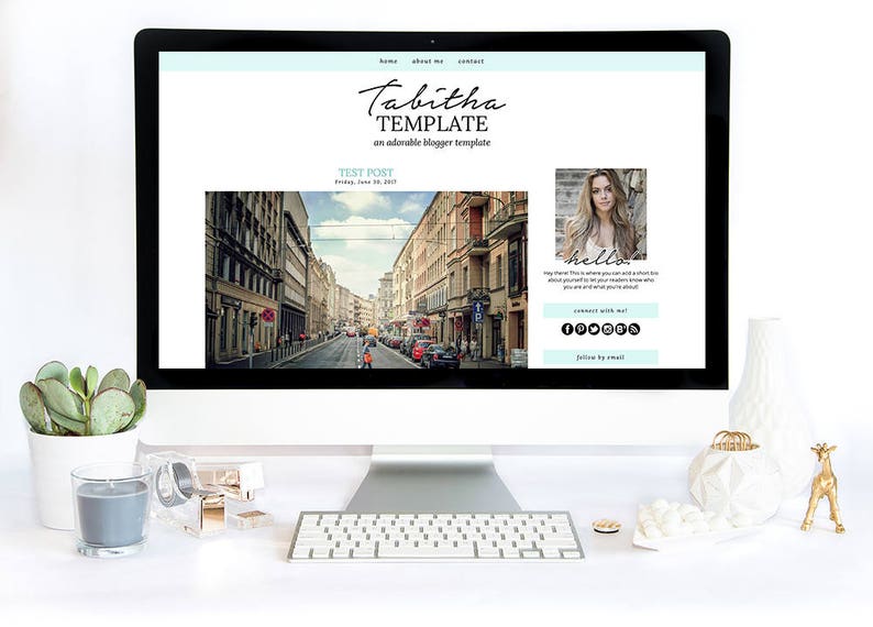 Puede incluir: Una pantalla de ordenador que muestra una plantilla de sitio web con el texto "Tabitha Template" y una foto de una calle de la ciudad. El sitio web tambi&eacute;n incluye una foto de una mujer con el texto "hello" y iconos de redes sociales.