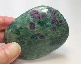 2.8" RUBY IN FUCHSITE Palm Stone - Tumbled Galet - Natural Crystal - Worry Stone - Healing Crystal - Meditation Stone - 142g