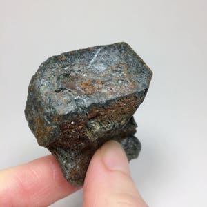 Grand cristal brut de grenat alimandin sur schiste chlorite - Minéraux bruts - Pierres précieuses brutes - Cristal de guérison et de méditation - 109 g