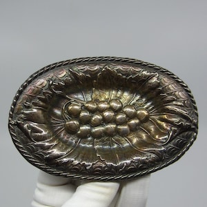 Pequeño plato ovalado de plata antigua con decoración de trampantojo en relieve Montón de grosellas sobre dos hojas Diseño ornamentado Regalo victoriano ¿Británico?