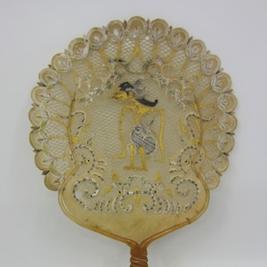 Op de afbeelding: Een handwaaier gemaakt van gesneden ivoor met een delicaat kantontwerp. De waaier heeft een geschilderd tafereel van een vogel met gouden accenten.