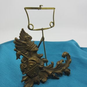 Antiguo soporte de menú de latón alemán / soporte de exhibición de imágenes o fotografías Decoración en relieve Adorno de escritorio heráldico Regalo coleccionable victoriano adornado