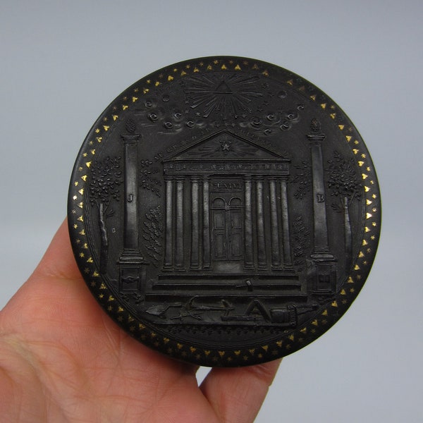 Antique Georgian black round box in pressed horn with Masonic symbols Temple with inscription Au Grand Architecte de l'Unive[rs] Freemasonry