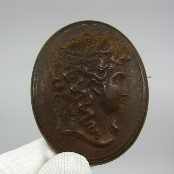 Ancienne grande broche en vulcanite avec profil féminin en relief Style camée Coiffure napoléonienne Bijoux victoriens de collection Français ? Fin des années 1800