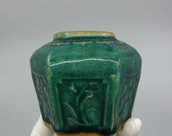 Antiek Chinees klein groen geglazuurd zeshoekig aardewerk gemberpotje met bloemmotieven Wolkenpatroon rond de opening Aziatische keramische decoratie China
