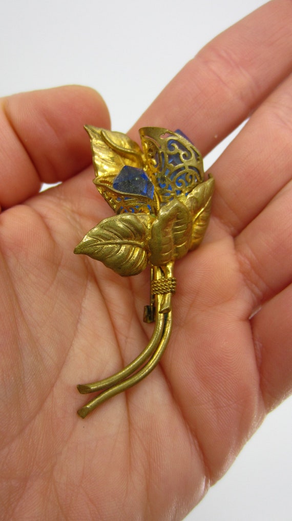 Antique yellow metal bouquet shaped Brooch with bl