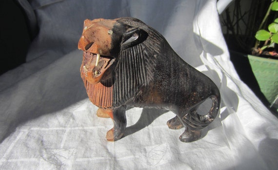 手彫りの重厚な木製彫刻 骨の目と牙を持つライオンの置物 アフリカ 