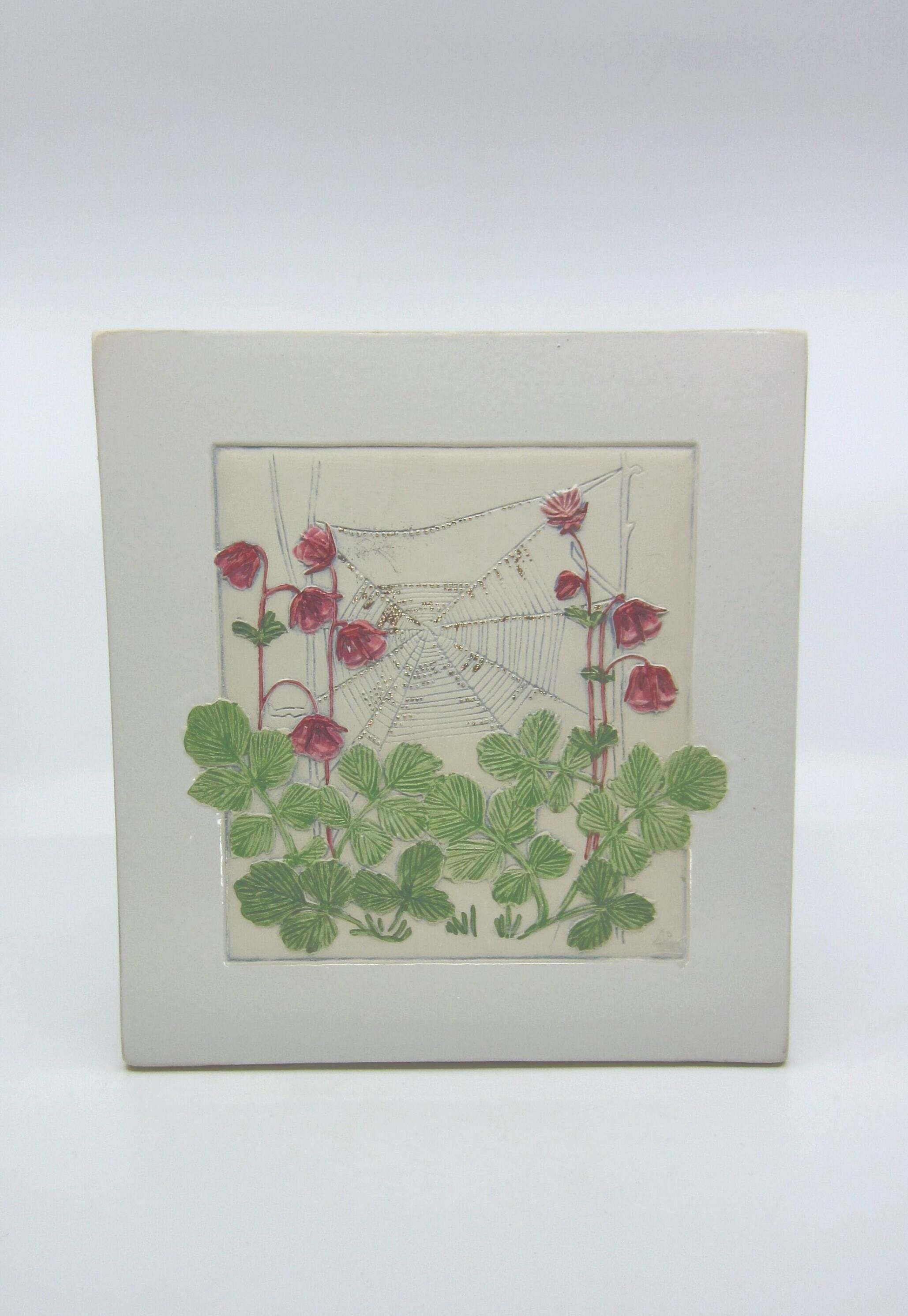 y*m様 断*郎様 eimy istoire♡ Flower motif オフシ Vintage Swedish JIE White Ceramic Wall Plaque Water Avens Designer