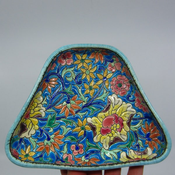Plateau vintage en céramique aux bords ondulés des émaux de Longwy, avec décorations florales en émail, design coloré, cadeau décoratif de style oriental, France