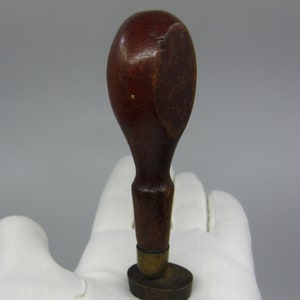 Selo de cera sueco antigo com monograma DGS em escrita gótica Madeira e bronze / latão Decoração de mesa peculiar Sotaque incomum Colecionável antigo