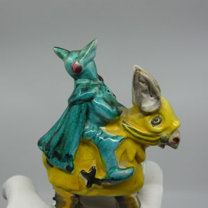 Vintage italienischer „Kriegesel“ aus glasierter Keramik mit Ritterreiter. Seltenes Sammlerstück. Urkomische Keramikfigur. Figur aus der Mitte des Jahrhunderts. Hergestellt in Italien