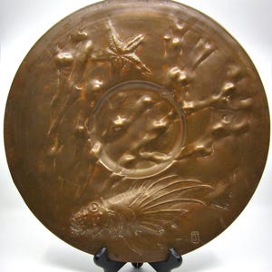 Plato antiguo Art Nouveau de cobre repujado con decoración de peces, estrellas de mar y algas. Firmado JP / PJ. Tema marino. Regalo de metal inspirado en la naturaleza.