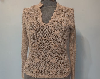 Chemise de couleur crème crochetée à la main avec des roses