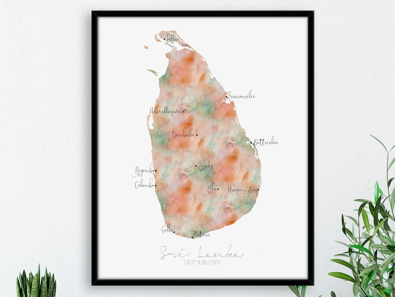 Puede incluir: Un mapa de acuarela de Sri Lanka con las principales ciudades y pueblos de la isla etiquetados en escritura negra. El mapa est&aacute; pintado en tonos de naranja, rosa y verde.