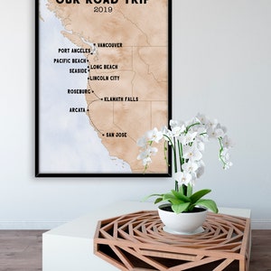 Peut inclure: Une carte encadr&eacute;e d'un road trip &agrave; travers les &Eacute;tats-Unis avec le titre "Our Road Trip 2019". La carte montre un itin&eacute;raire de Vancouver, Canada &agrave; San Jose, Californie, avec des arr&ecirc;ts &agrave; Port Angeles, Pacific Beach, Long Beach, Seaside, Lincoln City, Roseburg, Klamath Falls et Arcata.