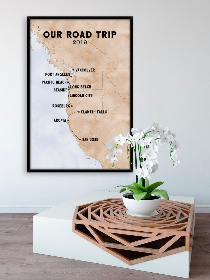 Peut inclure: Une carte encadr&eacute;e d'un road trip &agrave; travers les &Eacute;tats-Unis avec le titre "Our Road Trip 2019". La carte montre un itin&eacute;raire de Vancouver, Canada &agrave; San Jose, Californie, avec des arr&ecirc;ts &agrave; Port Angeles, Pacific Beach, Long Beach, Seaside, Lincoln City, Roseburg, Klamath Falls et Arcata.