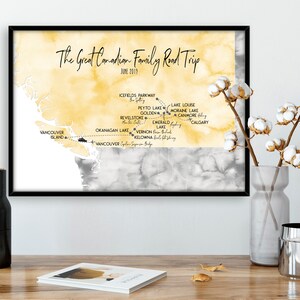 Peut inclure: Une carte aquarelle de l'Ouest canadien avec un fond jaune et des accents gris. La carte montre un itin&eacute;raire de l'&icirc;le de Vancouver &agrave; Calgary, avec des arr&ecirc;ts &agrave; divers endroits, notamment le lac Okanagan, Vernon, Kelowna, Revelstoke, Golden, le lac Peyto, le lac Louise, le lac Moraine et le lac Emerald. Le texte "The Great Canadian Family Road Trip" et "June 2019" est en haut de la carte.