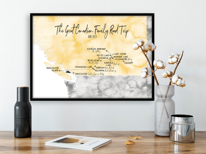 Peut inclure: Une carte aquarelle de l'Ouest canadien avec un fond jaune et des accents gris. La carte montre un itin&eacute;raire de l'&icirc;le de Vancouver &agrave; Calgary, avec des arr&ecirc;ts &agrave; divers endroits, notamment le lac Okanagan, Vernon, Kelowna, Revelstoke, Golden, le lac Peyto, le lac Louise, le lac Moraine et le lac Emerald. Le texte "The Great Canadian Family Road Trip" et "June 2019" est en haut de la carte.