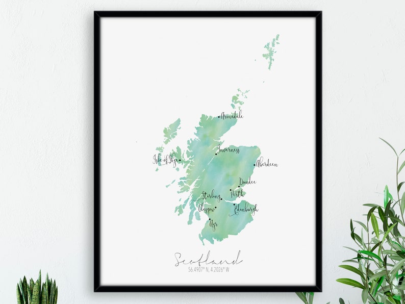 Puede incluir: Un mapa de acuarela de Escocia con los nombres de las principales ciudades y pueblos etiquetados. El mapa est&aacute; en tonos verdes y azules, con un fondo blanco. El texto "Escocia" est&aacute; escrito en cursiva en la parte inferior del mapa, junto con las coordenadas 56.4907" N, 4.2026" W.