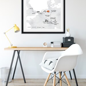 Peut inclure: Une carte en noir et blanc avec un fond aquarelle gris montrant un itin&eacute;raire de road trip &agrave; travers l'Europe. L'itin&eacute;raire commence &agrave; Harwich, en Angleterre, et se termine dans les Alpes autrichiennes. La carte comprend les dates 16/08/19 - 26/08/19 et le texte "Our European Roadtrip 2019".