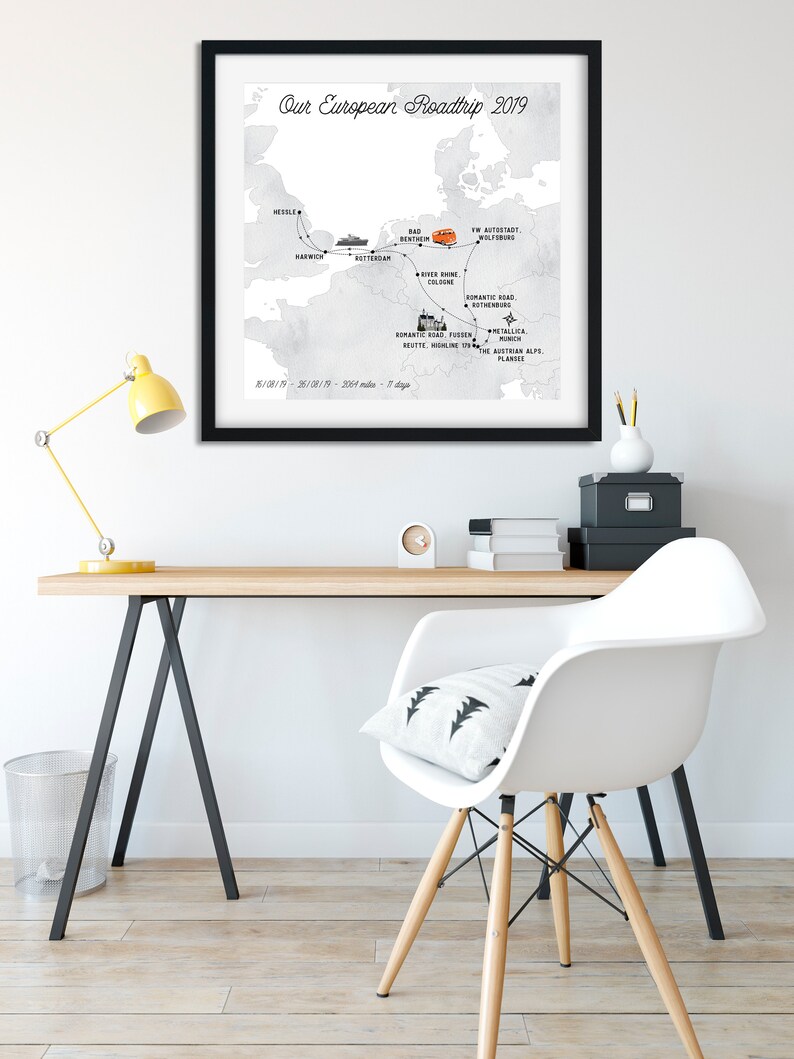 Peut inclure: Une carte en noir et blanc avec un fond aquarelle gris montrant un itin&eacute;raire de road trip &agrave; travers l'Europe. L'itin&eacute;raire commence &agrave; Harwich, en Angleterre, et se termine dans les Alpes autrichiennes. La carte comprend les dates 16/08/19 - 26/08/19 et le texte "Our European Roadtrip 2019".