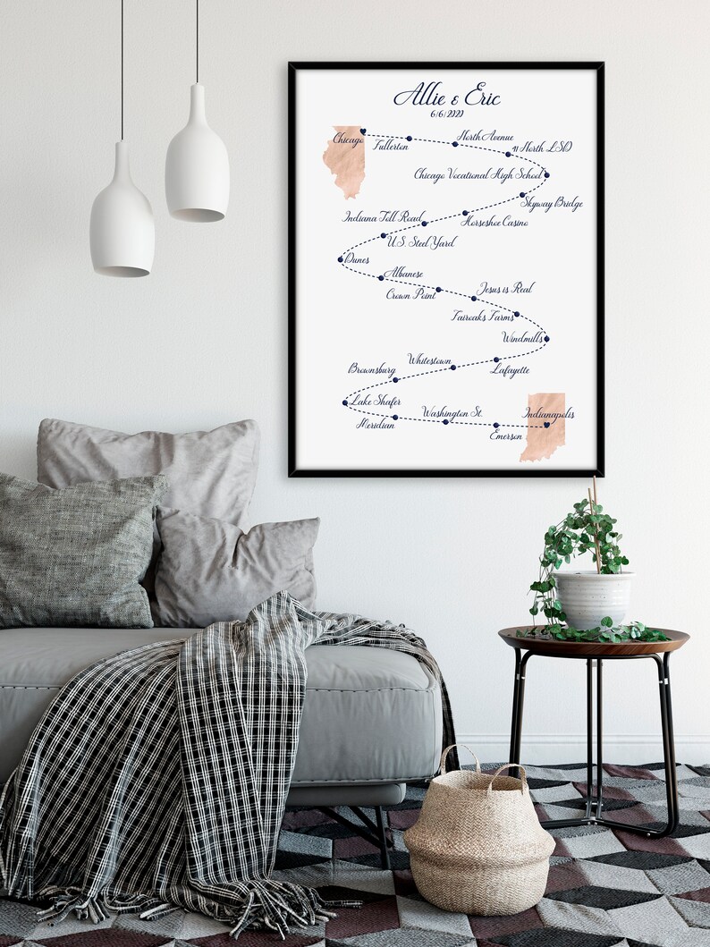 Peut inclure: Une impression encadr&eacute;e avec une carte de l'Indiana montrant les endroits o&ugrave; un couple a &eacute;t&eacute; ensemble. La carte est dans des tons de rose et de bleu avec du texte noir. Le texte en haut de l'impression indique "Allie & Eric 6/6/2020".