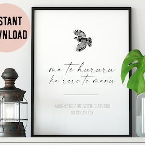 Aotearoa Proverbio maorí Ma Te Hururu Ka Rere Te Manu (Adorna el pájaro con plumas para que pueda volar) Impresión digital - Nueva Zelanda - Te Reo Maori