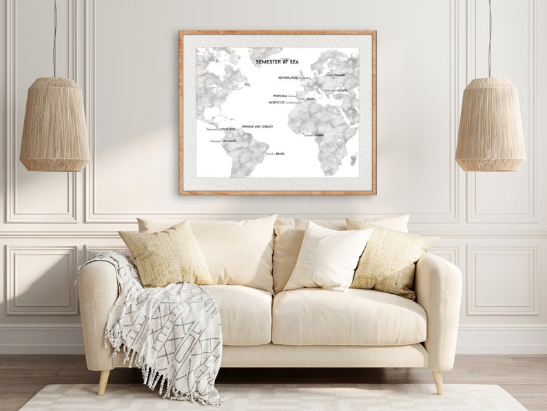 Peut inclure: Une impression de carte du monde encadr&eacute;e avec un design aquarelle en nuances de gris. La carte est intitul&eacute;e "Semester at Sea" et comprend les noms de divers pays et villes.