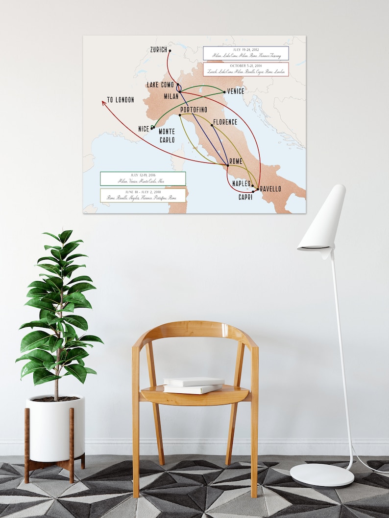 Peut inclure: Une carte de l'Italie avec une ligne rouge, bleue et verte reliant diff&eacute;rentes villes, dont Zurich, le lac de C&ocirc;me, Milan, Portofino, Florence, Rome, Naples, Ravello et Capri. La carte est sur un fond beige avec un effet aquarelle. Les dates de voyage sont indiqu&eacute;es &agrave; c&ocirc;t&eacute; de chaque ville.