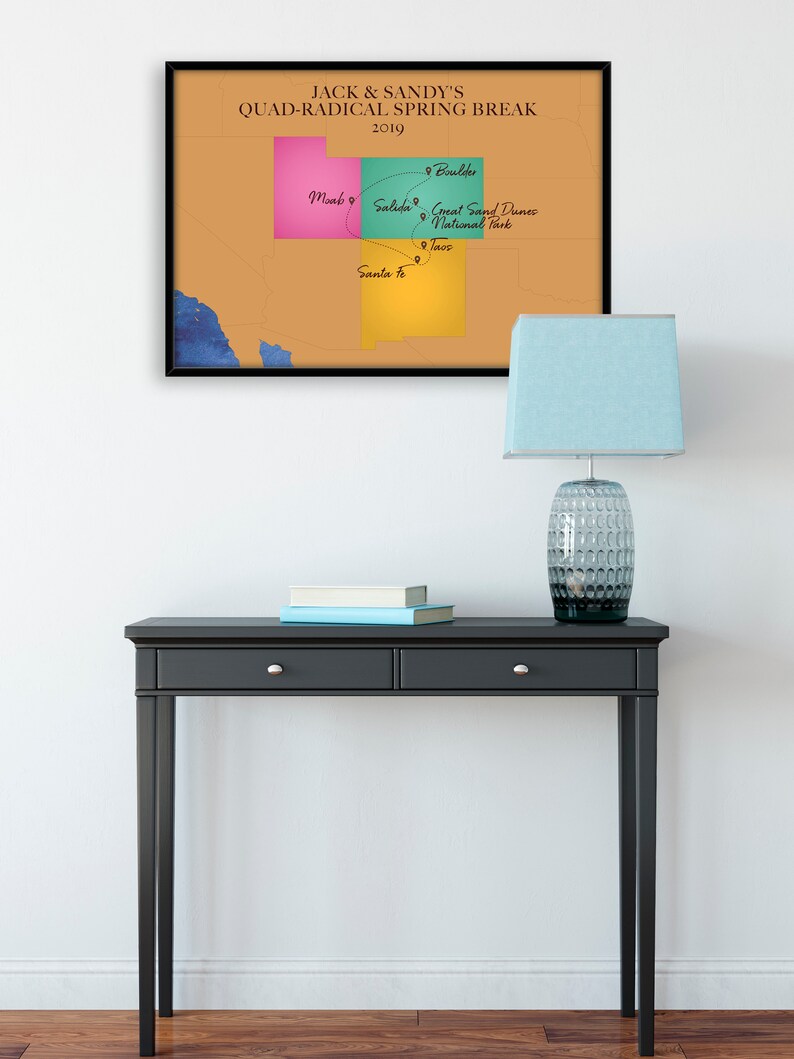 Peut inclure: Une carte encadr&eacute;e du sud-ouest des &Eacute;tats-Unis avec un itin&eacute;raire manuscrit pour un voyage de printemps. La carte est intitul&eacute;e "Jack & Sandy's Quad-Radical Spring Break 2019". L'itin&eacute;raire comprend des arr&ecirc;ts &agrave; Moab, Salida, Great Sand Dunes National Park, Taos et Santa Fe.