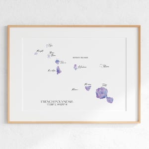 Puede incluir: Un mapa acuarela de las Islas de la Sociedad en la Polinesia Francesa. El mapa muestra las islas de Tahití, Moorea, Huahine, Raiatea, Tahaa, Bora Bora, Maupiti y Tupuai. El mapa está enmarcado en un marco de madera claro.