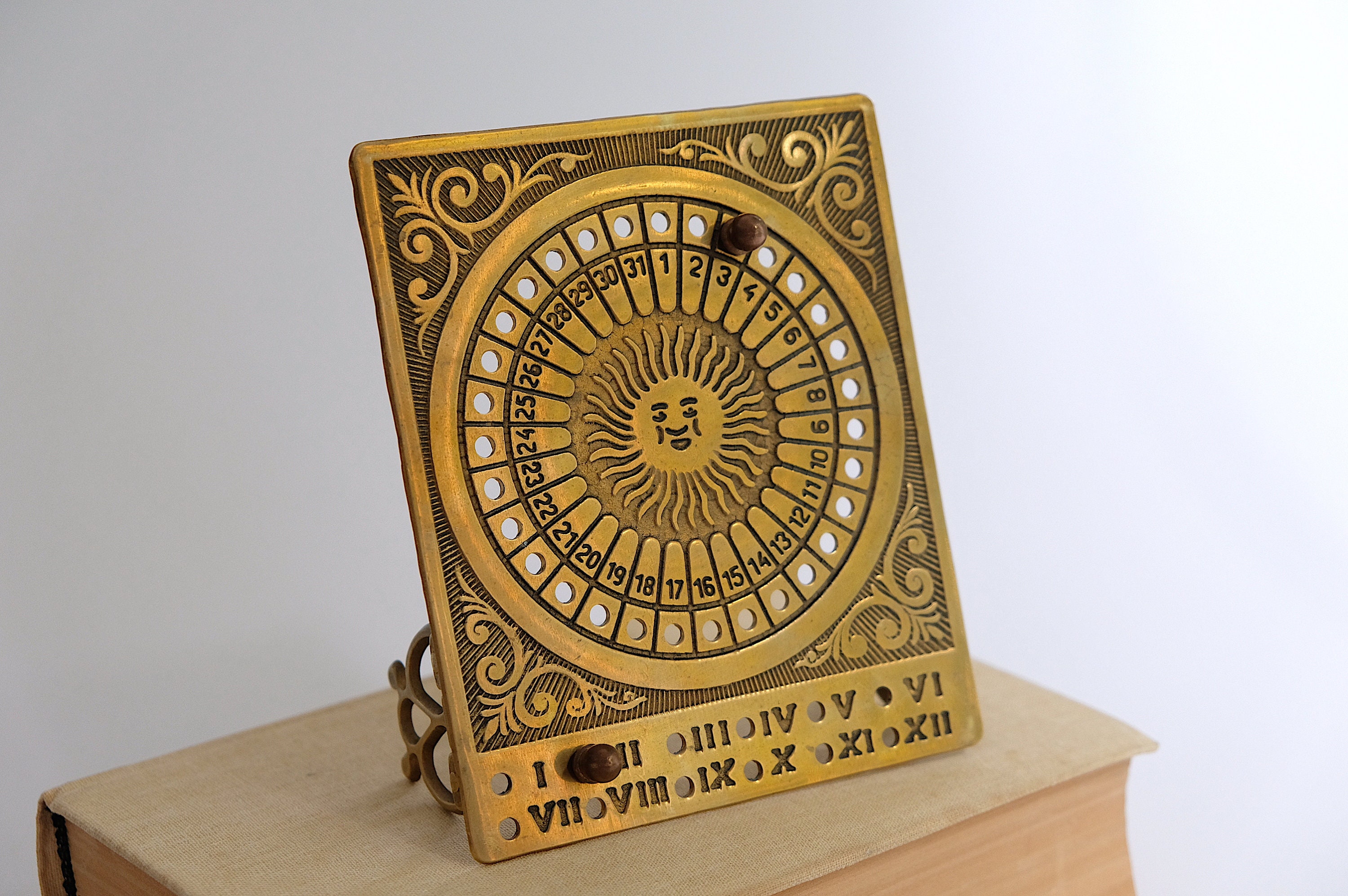 Vecchio calendario perpetuo Ottone Motivo solare Sole Sunburst