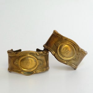 Portatovaglioli vintage in ottone antico, aspetto barocco rococò, portatovaglioli storici, decorazione della tavola, porta portatovaglioli