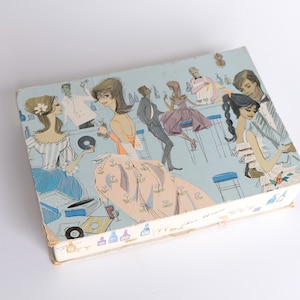 Mid Century Modern Vintage 50s Kartonage 'Chez Henri' weiß Pastell Pralinen-Schachtel? alt Sammler Rezepte Box Küchen Dekoration