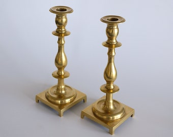 Par de candelabros antiguos, base rectangular, pies, bronce macizo, grandes, pesados, juego de candelabros, portavelas, latón