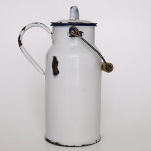 Vintage Enamel Jug with Lid, Handle and Handle / Pitcher Metal Kitchen Decoration Cottage Core Country House Farmhouse White Blue Decoration