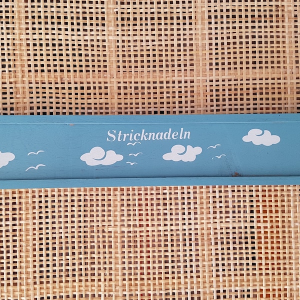 Vintage 60s Stricknadel Kasten Handarbeits- Strick- Utensilien Litho Dekor bedruckt / german knitting needle wooden box country farmhouse