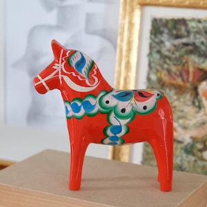 Vintage wooden Dala horse large, approx. 15 cm, red Dalarna horse hand-painted, hand-carved, Äkta Nils Olsson piece, Swedish folklore art
