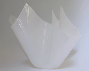 vase de serviette en acrylique vintage des années 1960 vase mouchoir blanc Mid Century Style moderne ondulation effet pliant glamour décoration bohème éclectique