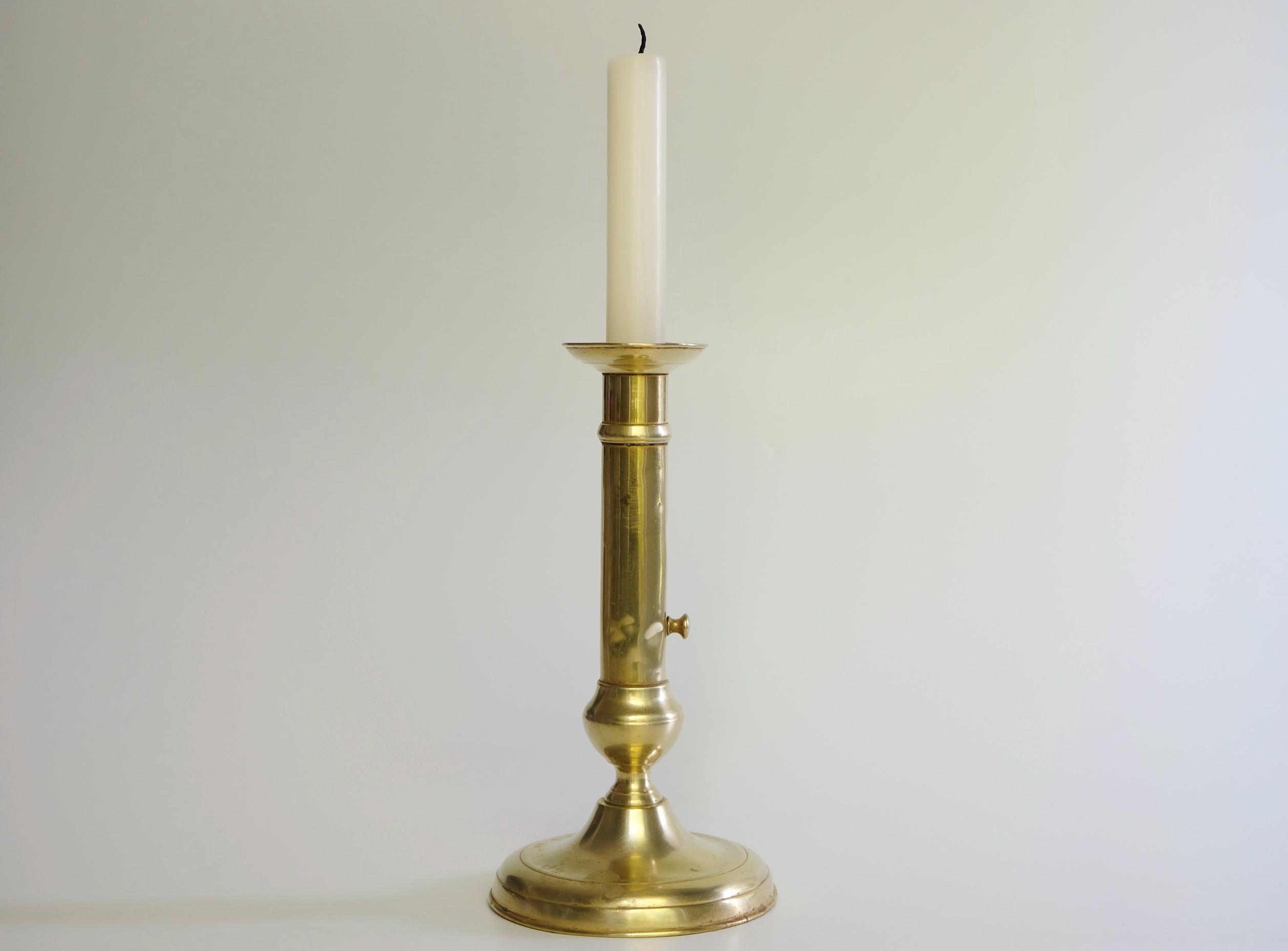 grand bougeoir poussoir en laiton , vintage