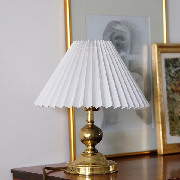 Kleine Vintage Tischlampe Messing, weißer Plissee Schirm, Tischleuchte, Lampe, handmade unique table lamp