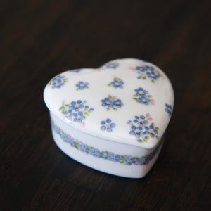 Elisabeth Liegl porcelain box white, hand-painted with scattered flowers, vintage heart jewelry box casket 70s romantic design